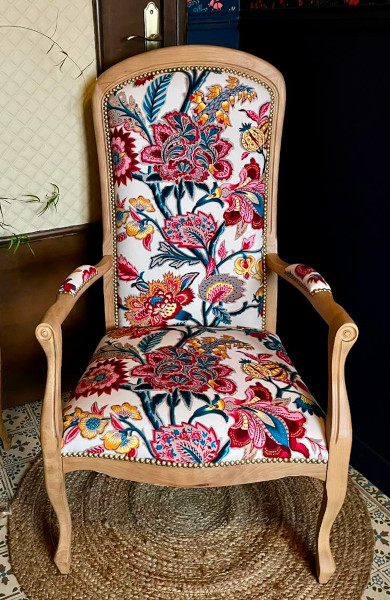 fauteuil Voltaire et tissu Romy, de Thévenon, motif floral style toile indienne, lavable, pour chaise, fauteuil, canapé, rideaux et coussins, vendu par la rime des matieres, bon plan tissu et frais de port offerts. 
