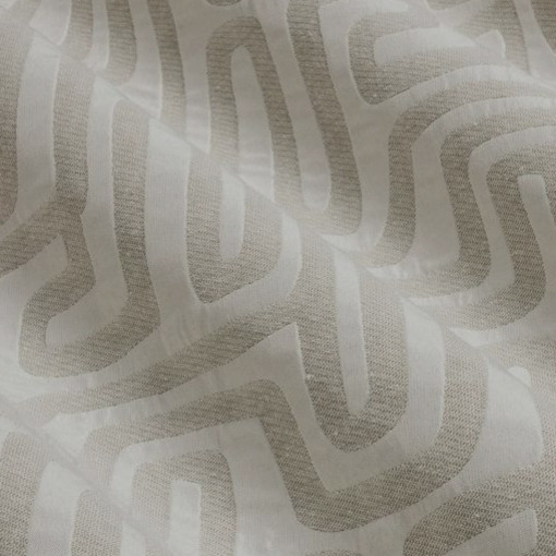 tissu Style Jacquard de Thévenon, motif graphique labyrinthe bicolore, lavable et reversible, pour chaise, fauteuil, canapé, rideaux et coussins, vendu par la rime des matieres, bon plan tissu et frais de port offerts. 