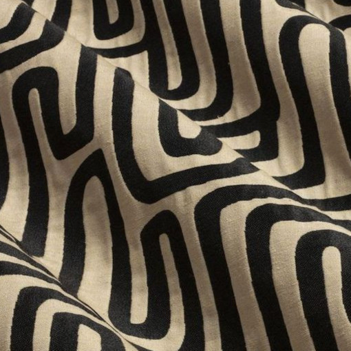 tissu Style Jacquard de Thévenon, motif graphique labyrinthe bicolore, lavable et reversible, pour chaise, fauteuil, canapé, rideaux et coussins, vendu par la rime des matieres, bon plan tissu et frais de port offerts.