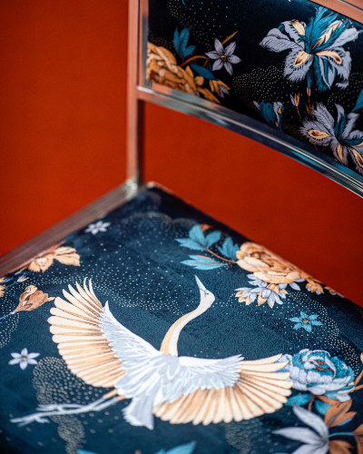 tissu ameublement lavable Tsuru Velours, motif vol d'oiseaux fantastiques, de Thvenon, pour chaise, fauteuil, canap, rideaux et coussins, vendu par la rime des matieres, bon plan tissu et frais de port offerts. 