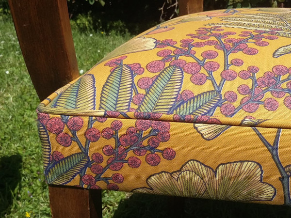 fauteuil bridge et tissu Victoria de Thévenon, motif végétal mimosa et ginkgo biloba, grande largeur 280 cm, lavable, pour chaise, fauteuil, canapé, rideaux et coussins, vendu par la rime des matieres, bon plan tissu et frais de port offerts.