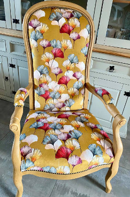 fauteuil voltaire et tissu velours lavable Céline Velours, motif végétal coloré, feuilles de ginkgo biloba, de Thévenon, pour chaise, fauteuil, canapé, rideaux et coussins, vendu par la rime des matieres, bon plan tissu et frais de port offerts. 