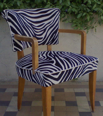 zèbre masai tissu ameublement imitation peau de zèbre de Casal pour chaise, fauteuil et canapé, vendu par la rime des matieres bon plan tissu frais de port offerts