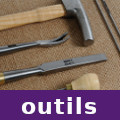 outils et panoplie d'outils tapissiers pour refaire chaise, fauteuil et canapé